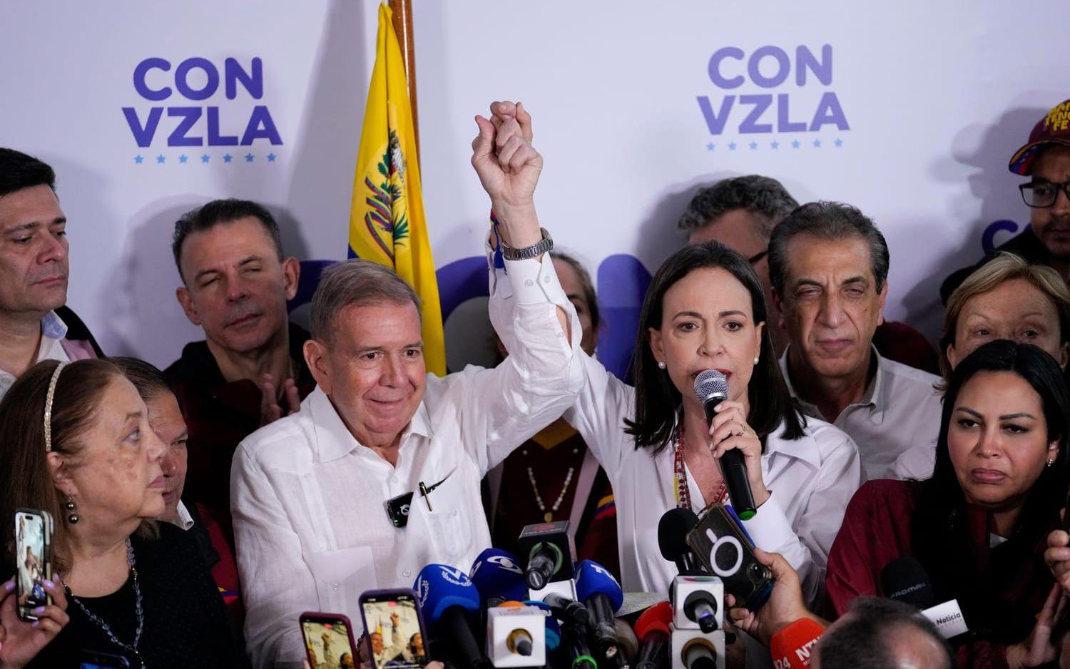 Oppositionsledarna Edmundo González och María Corina Machado på sin nattliga presskonferens.