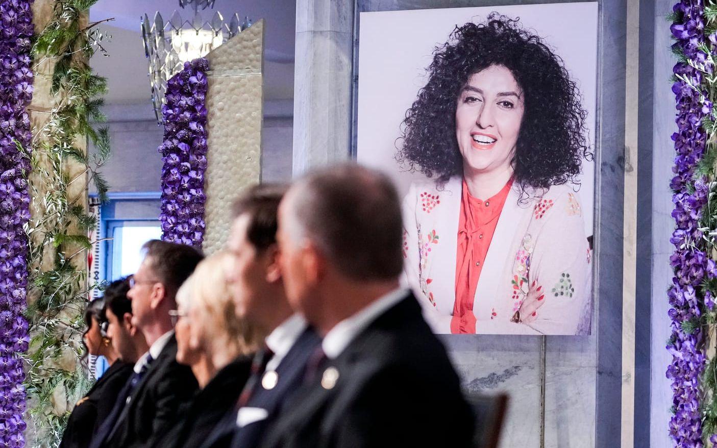 Ett porträtt på Narges Mohammadi när hon tilldelades Nobels fredspris. Priset togs emot av hennes närmaste, då hon själv satt fängslad i Iran. Arkivbild.