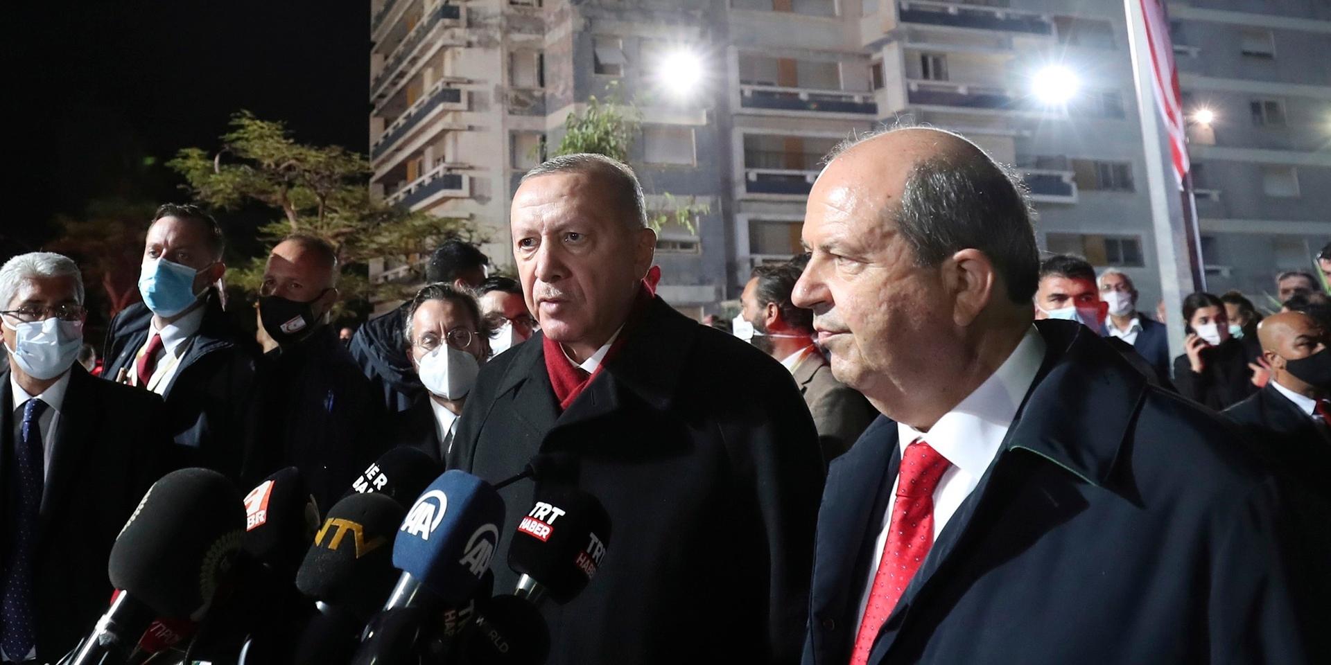 Turkiets president Recep Tayyip Erdogan och hans turkcypriotiske kollega Ersin Tatar talar till media när de inspekterar det nyligen öppnade strandområdet i den omstridda stadsdelen Varosha.