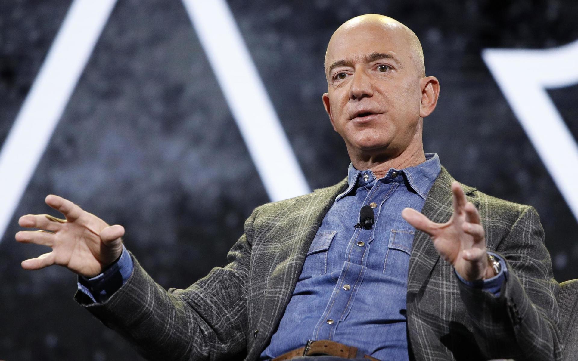 Amazons grundare Jeff Bezos är världens näst rikaste, endast slagen av fransmannen Bernald Aurnalt, enligt Forbes.