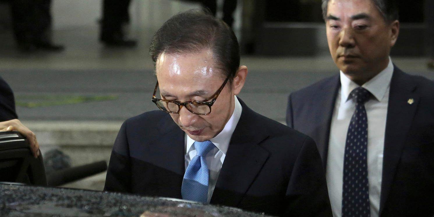 Sydkoreas förre president Lee Myung-Bak lämnar åklagarmyndigheten efter ett maratonlångt förhör. Nu ska han gripas. Arkivbild.