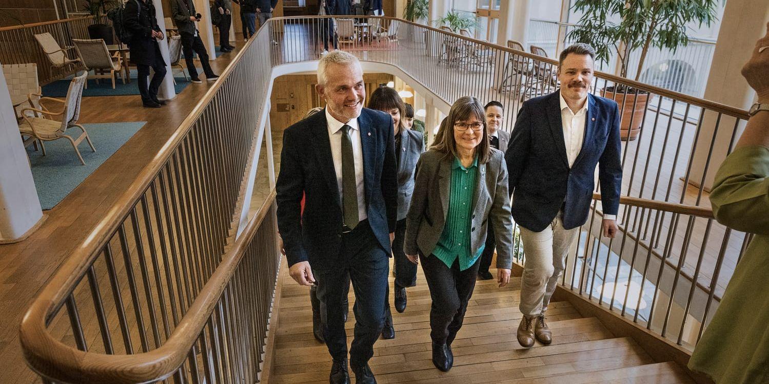 Det nya rödgröna styret i Göteborg, med Jonas Attenius (S), Miljöpartiets Karin Pleijel i mitten och Daniel Bernmar (V), presenterade sitt budgetförslag under tisdagen. 