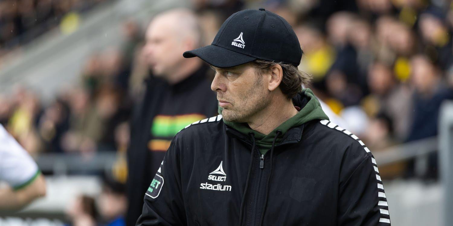 Bild på Gais tränare Fredrik Holmberg som ser bekymrad ut. 