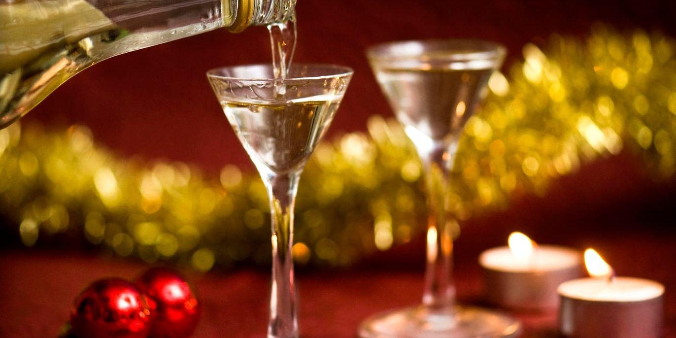 Drygt fyra av tio svenskar har en eller flera gånger varit med om ett julfirande där de tycker att det druckits för mycket alkohol, visar en Sifoundersökning.
