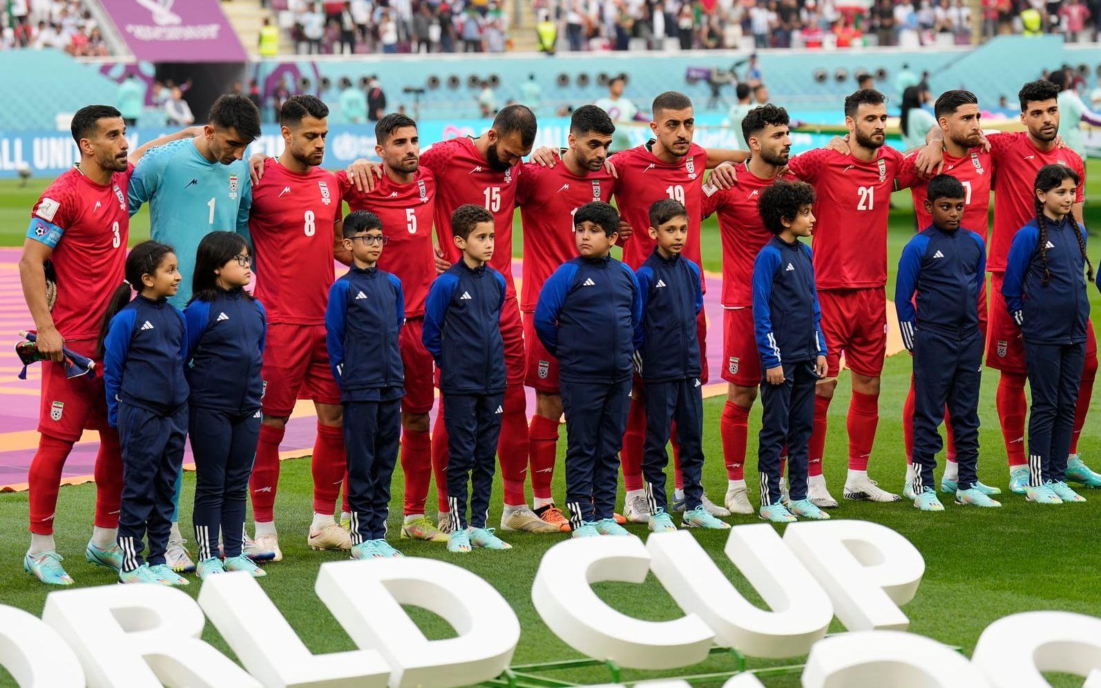 Irans spelare stod tysta under nationalsången inför premiären mot England. 