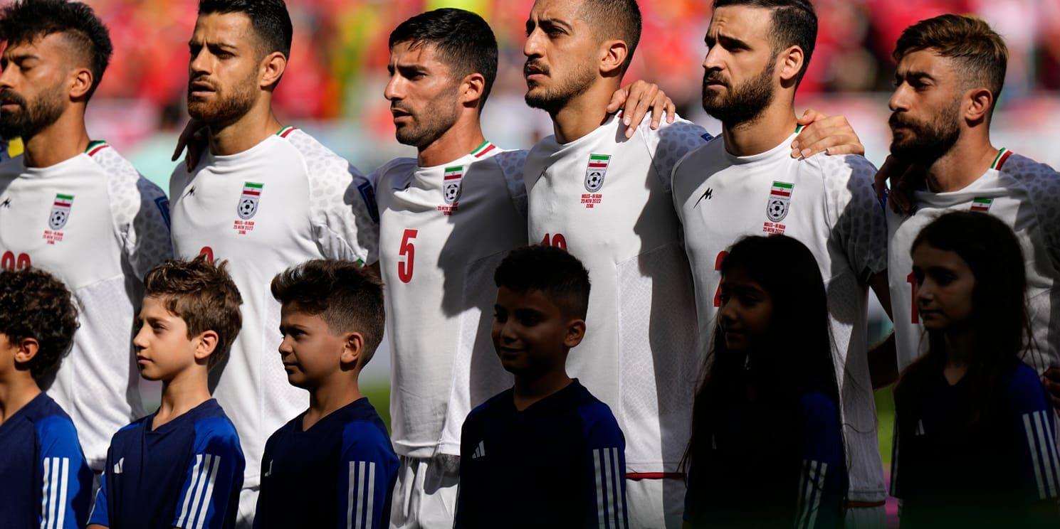 Irans spelare sjöng, av bilderna att döma, med i nationalsången inför mötet med Wales.