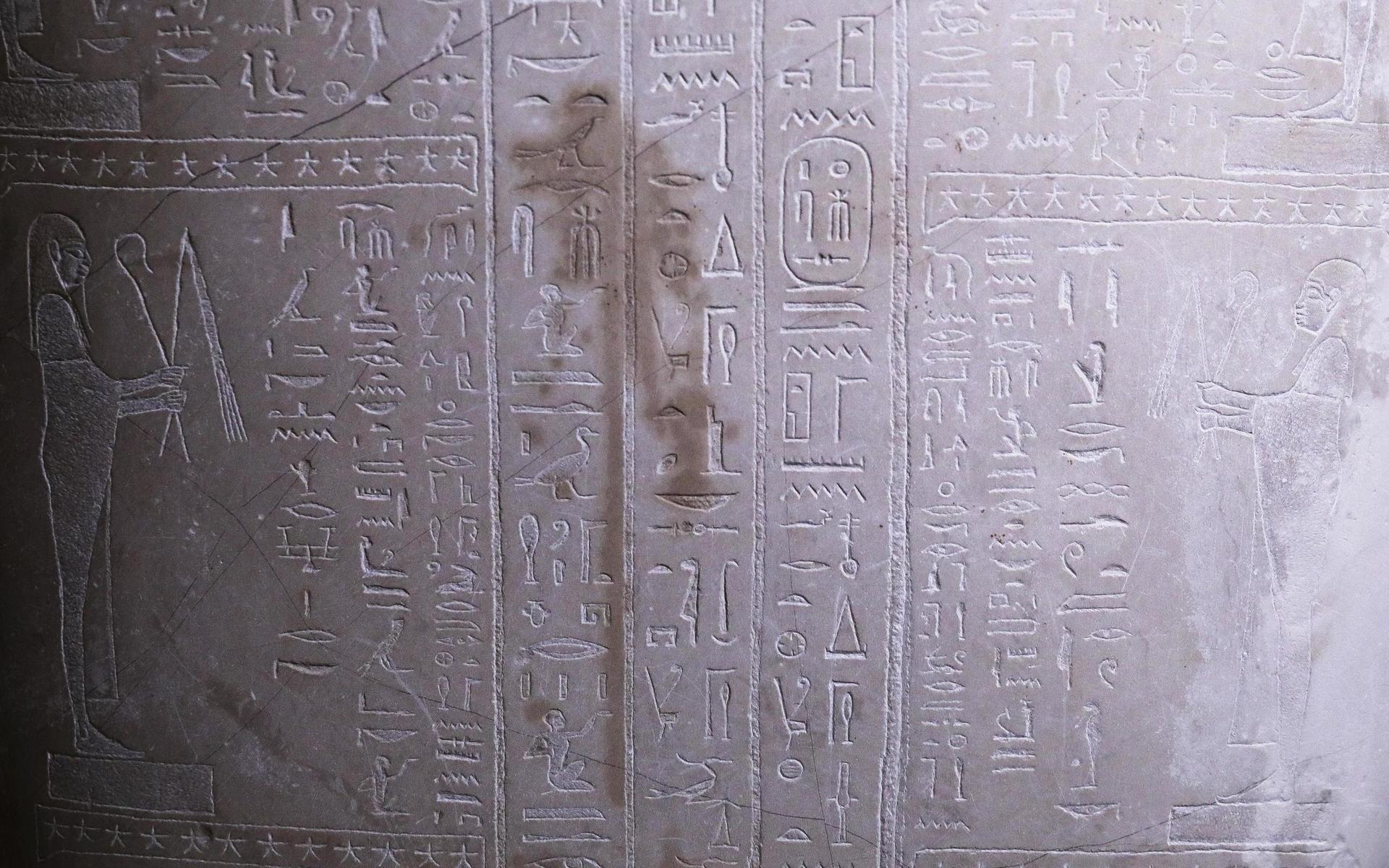 En fläck på profeten Ahmoses sarkofag i Neue Museum i Berlin. 