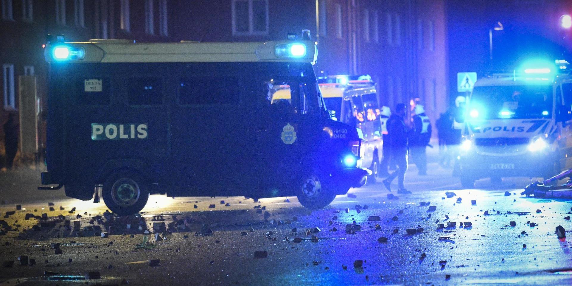 Gatsten kastas mot polisen sedan fredagens koranbränning lett till omfattande protester och oroligheter på Rosengård.