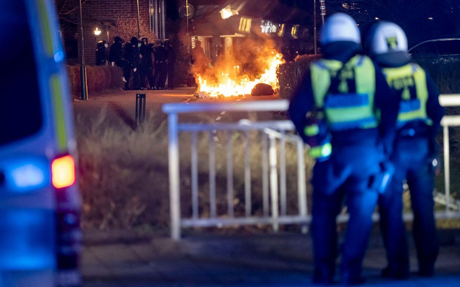 Polis på plats vid brinnande sopcontainers vid oroligheterna på Rosengård i Malmö 2022. Arkivbild.