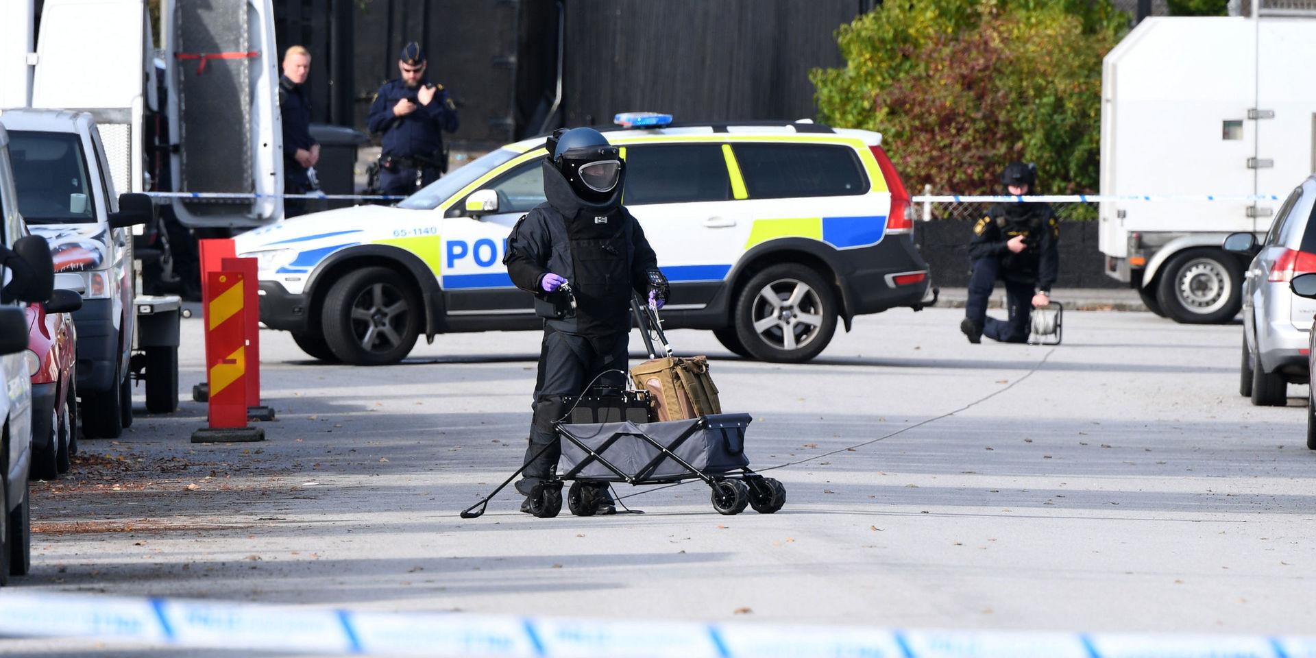 Nationella bombskyddet i arbete i Fosie i Malmö, där ett misstänkt farligt föremål hittades på tisdagsförmiddagen.