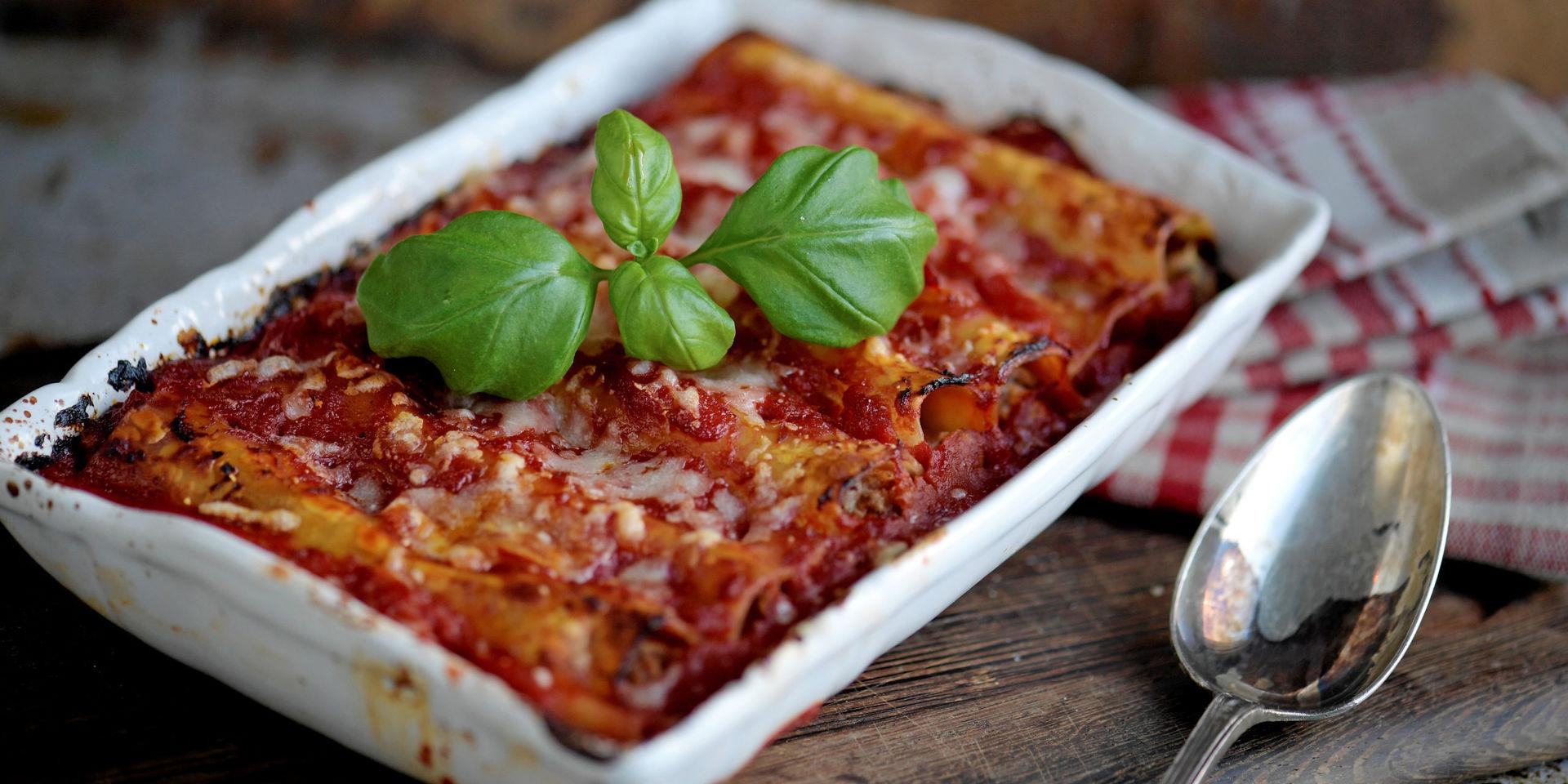 Cannelloni på klassiskt vis, fyllda med salami- och salviaspetsad köttfärssås och gratinerade med mustig tomatsås.