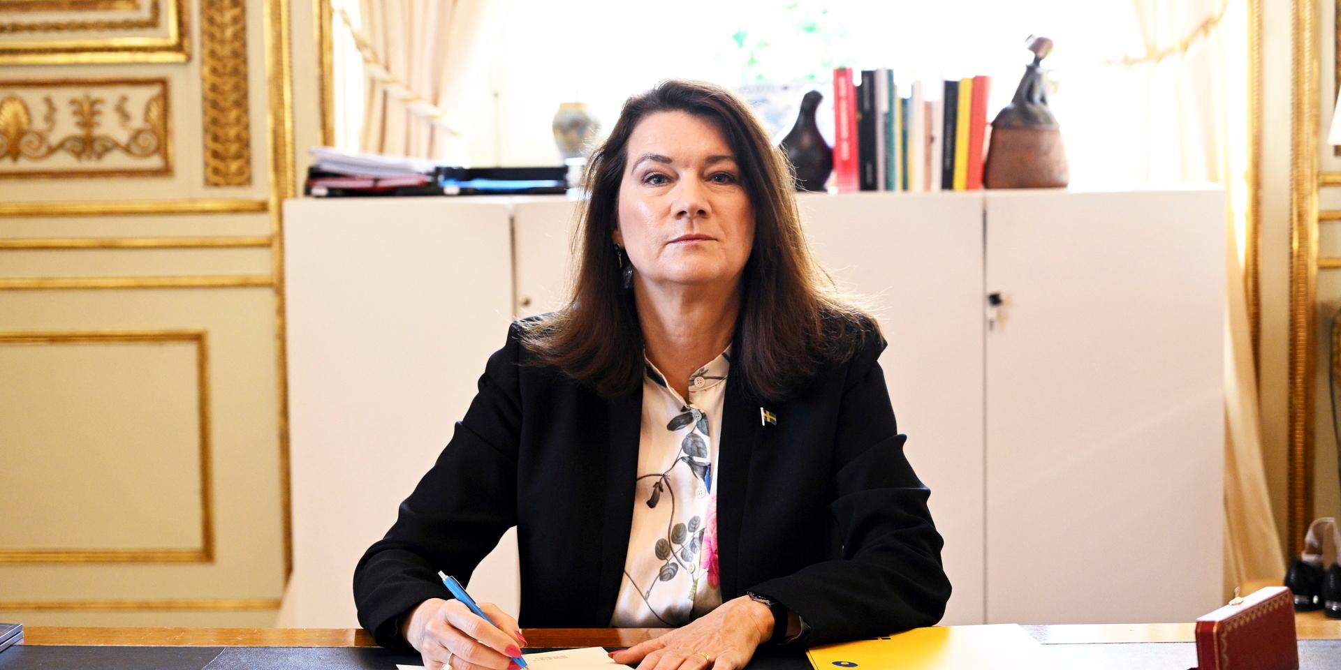 .Utrikesminister Ann Linde (S) undertecknar Sveriges Natoansökan, på utrikesdepartementet i Stockholm. Hon säger att 'diplomatiska ansträngningar' pågår för att bemöta Turkiets nyuttalade motstånd.