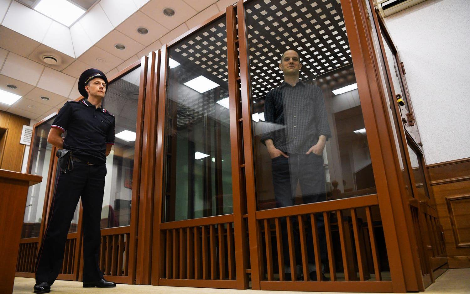 Evan Gershkovich i rättegångssalen i Jekaterinburg. Bild från 26 juni 2024.
