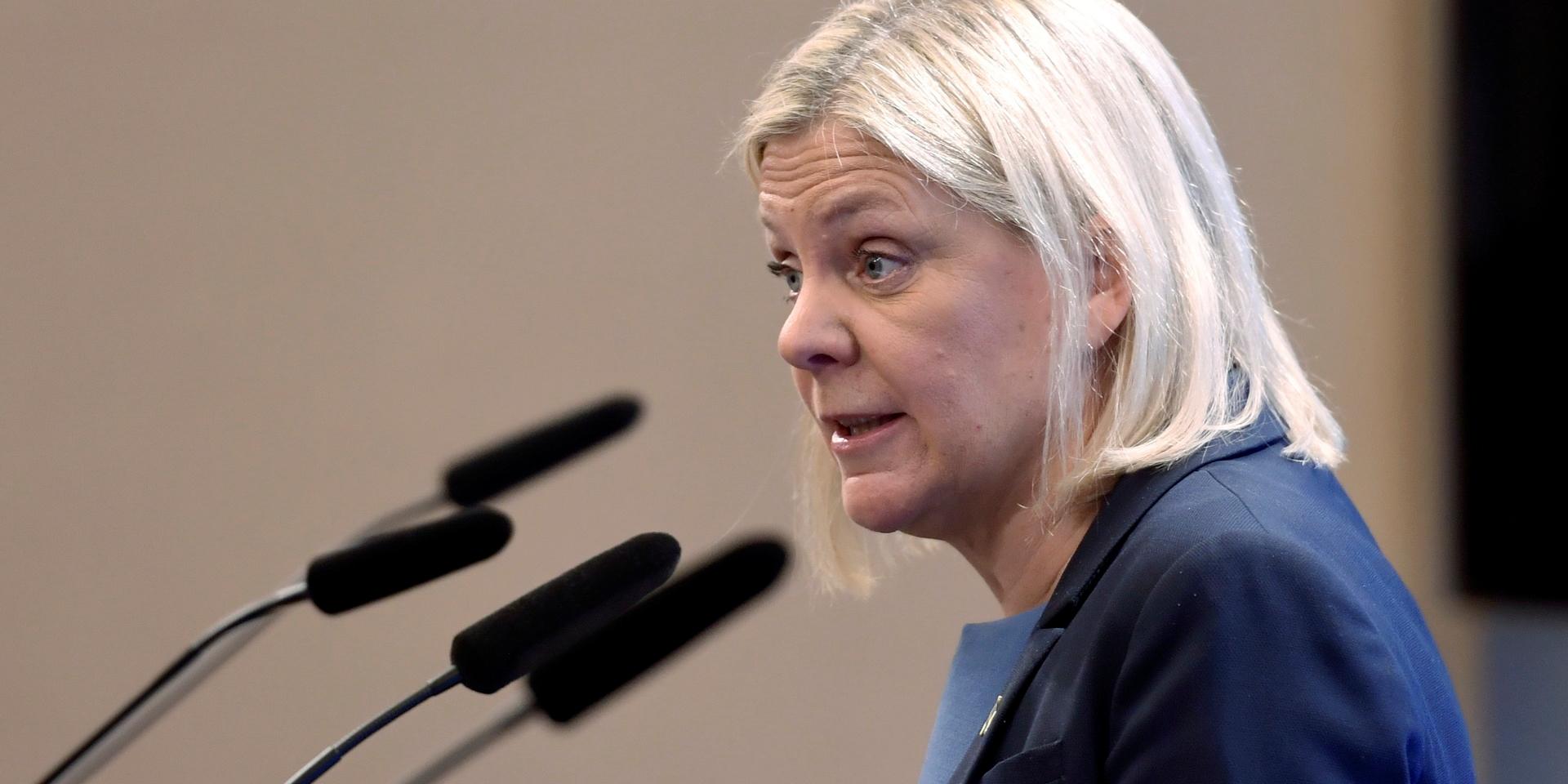 
Sveriges nyvalda statsminister, Magdalena Andersson (S), får en tuff start. 
