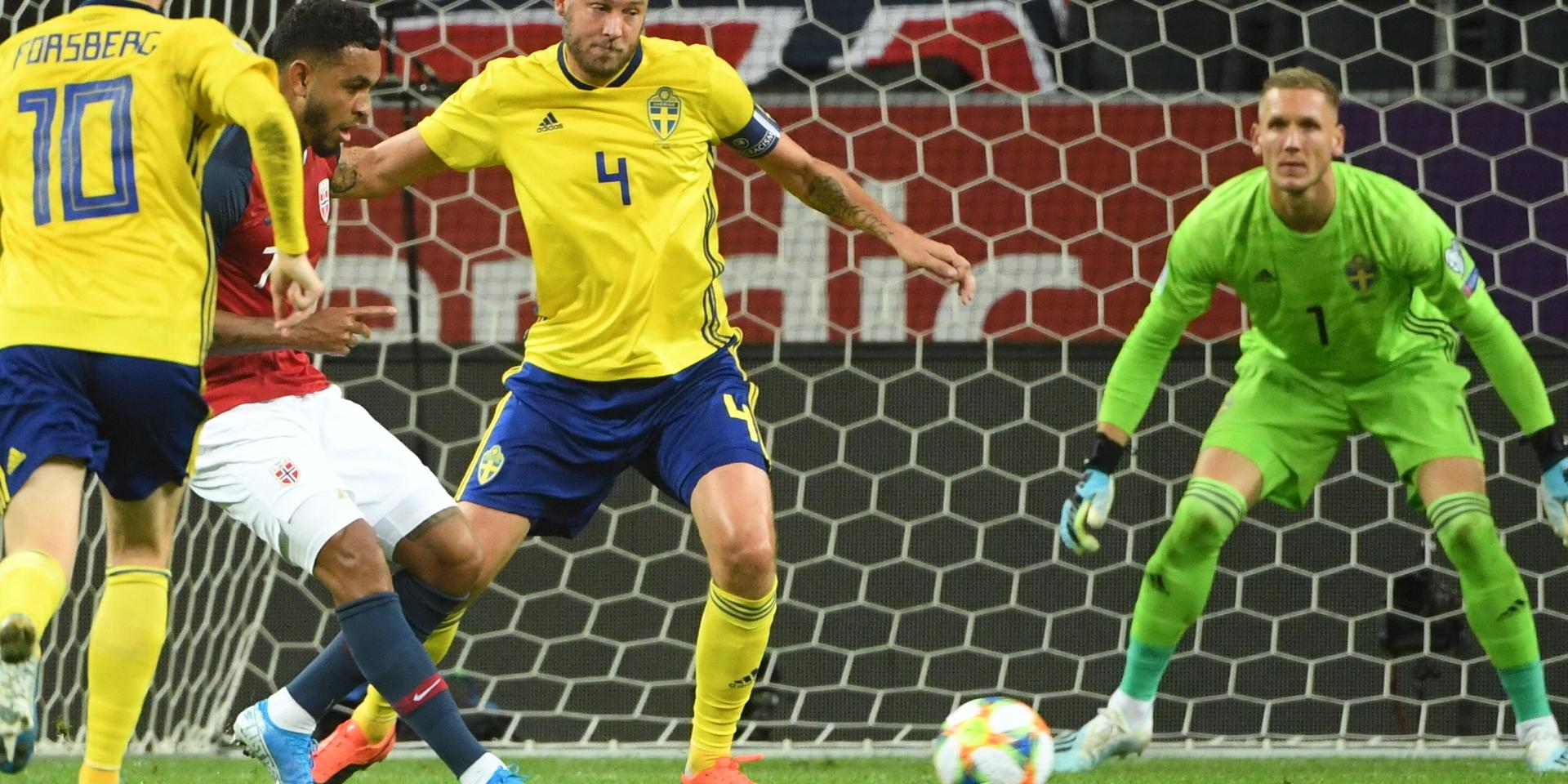 Sveriges lagkapten Andreas Granqvist gjorde ett misstag som bäddade för Norges ledningsmål.