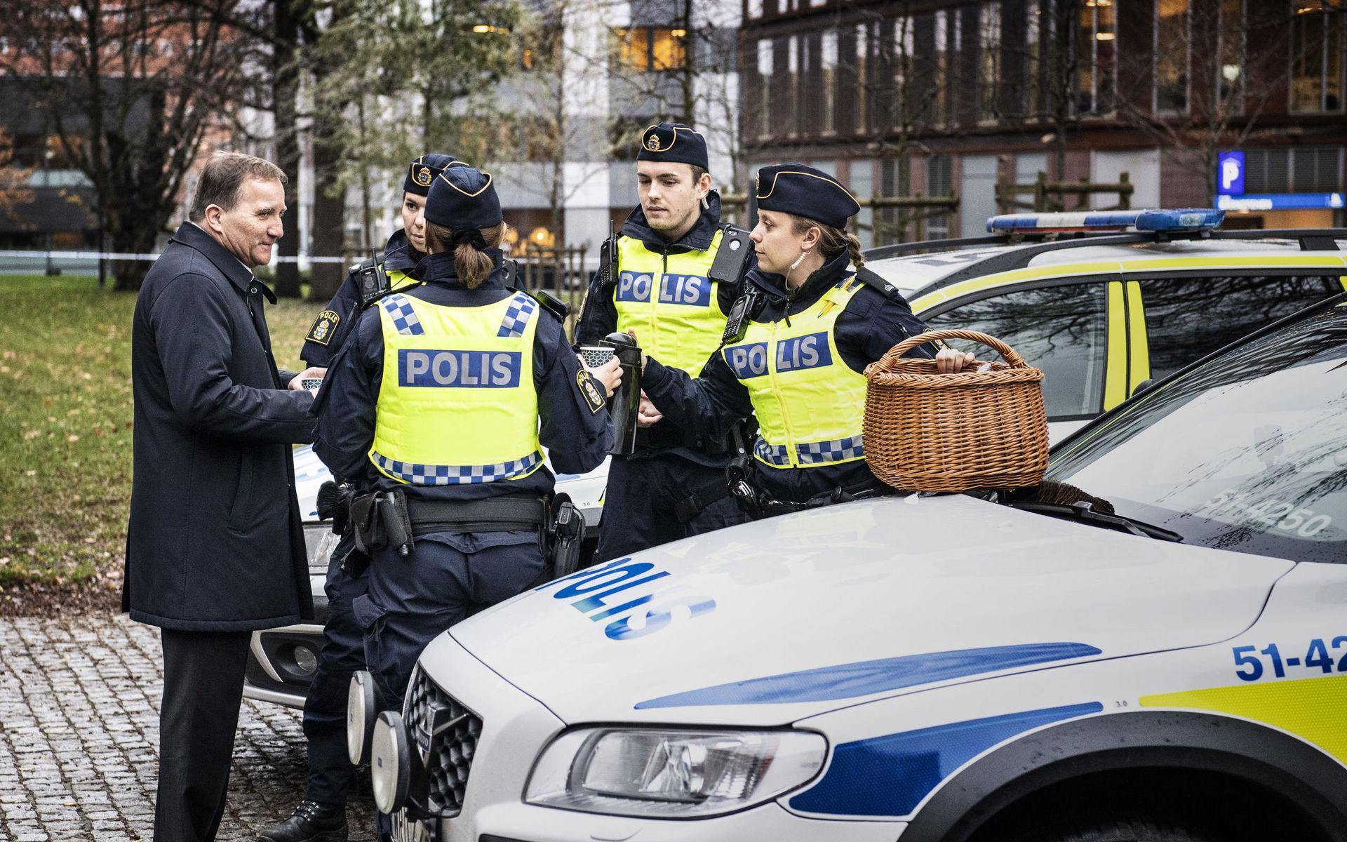 Statsminister Stefan Löfven menar att det var ett misslyckande att inte tillföra polisen mer resurser tidigare. Under Göteborgsbesöket träffade han ett antal polisaspiranter på väg ut i tjänst.