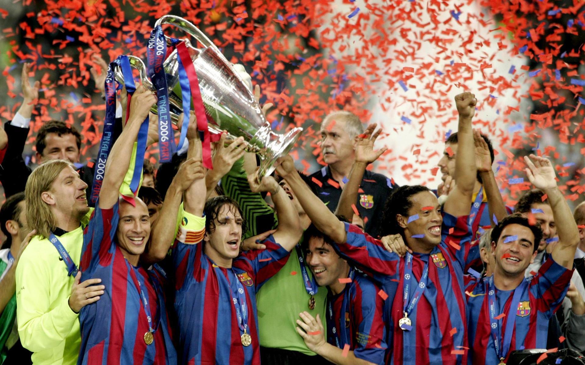 Henrik Larsson tillsammans med lagkamraterna i Barcelona under firandet av Champions League-titeln.
