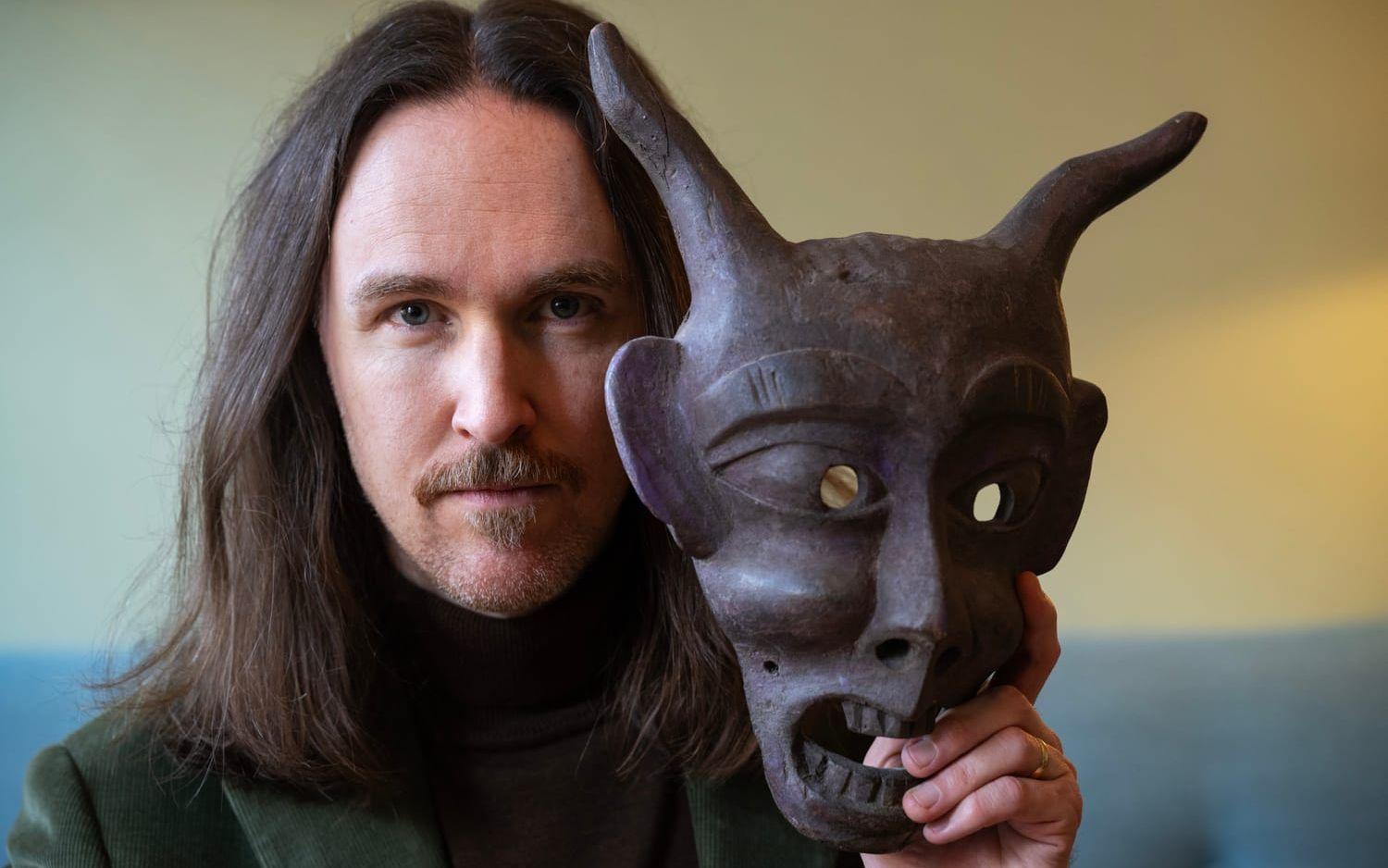 Spänningsförfattaren Per Faxneld med en tibetansk mask i handen. Faxneld är också professor i religionsvetenskap, specialist på ockulta läror och nu aktuell med boken ”Tre varv motsols”.