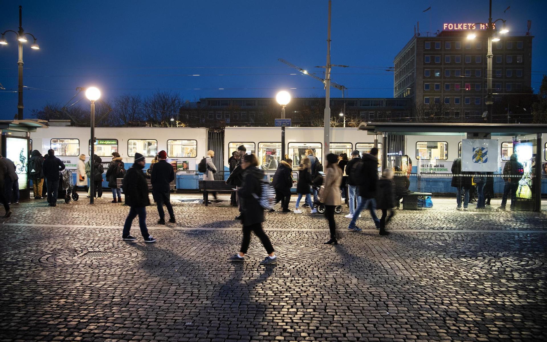 Järntorget, 30 okt, 17.04. Järntorget är en stark knutpunkt för spårvagnstrafiken i staden. Göteborgarna fortsätter ta spårvagnen hem från jobbet – trots uppmaningar att låta bli.
