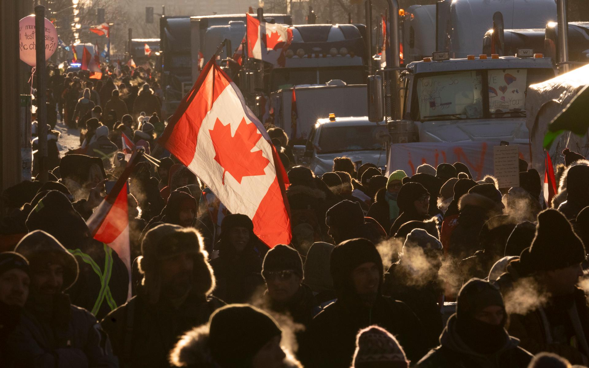 Tidigare i veckan fick borgmästaren i landets huvudstad Ottawa utlysa nödläge mot bakgrunden att de massiva protesterna var ett seriöst hot mot invånarnas säkerhet. 