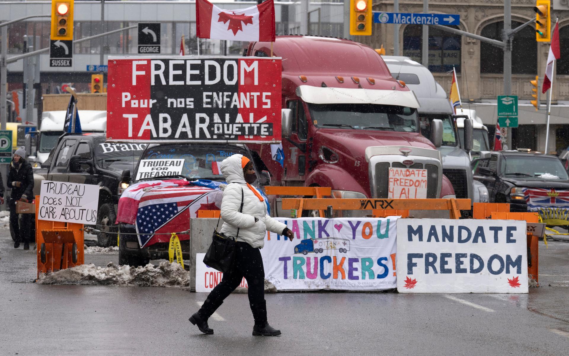 Lastbilar blockerar fortfarande gator i centrala Ottawa.