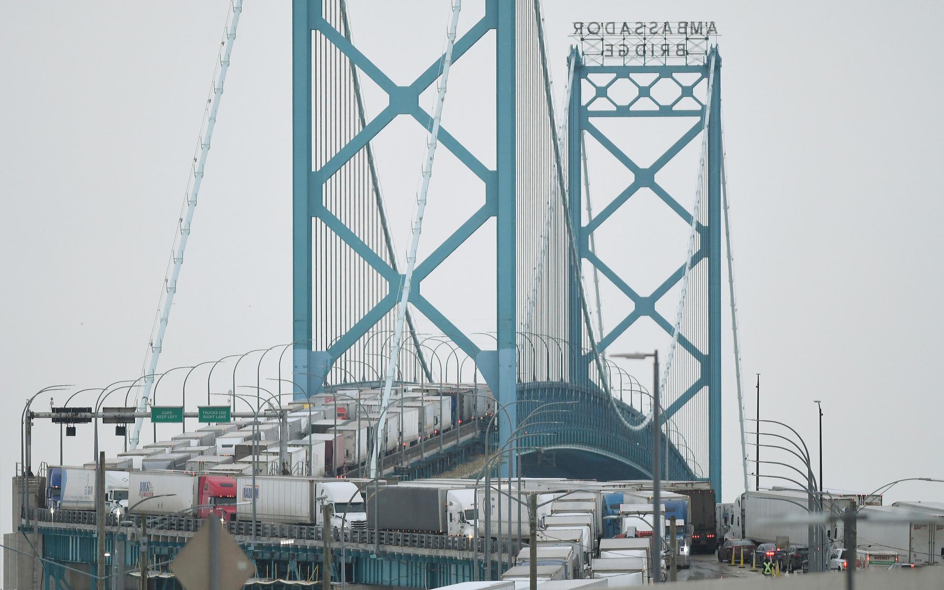 Nu har lastbilsförare också blockerat Ambassador Bridge som är den mest trafikerade gränsövergången mellan USA och Kanada.