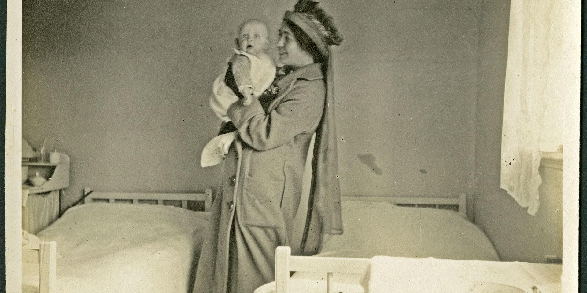 Sufragetten Sylvia Pankhurst besökte ett av barnhemmen som drevs av Myrorna under sitt besök i Göteborg, här med ett barnhemsbarn i famnen. En tidigare okänd bild från Pankhursts göteborgsbesök som publiceras för första gången i Riksarkivets årsbok.