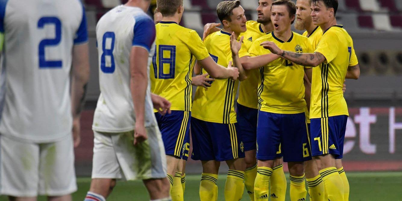 Sveriges Simon Thern (6) firar 2–1-målet mot Island. Matchen? Den slutade 2-2.