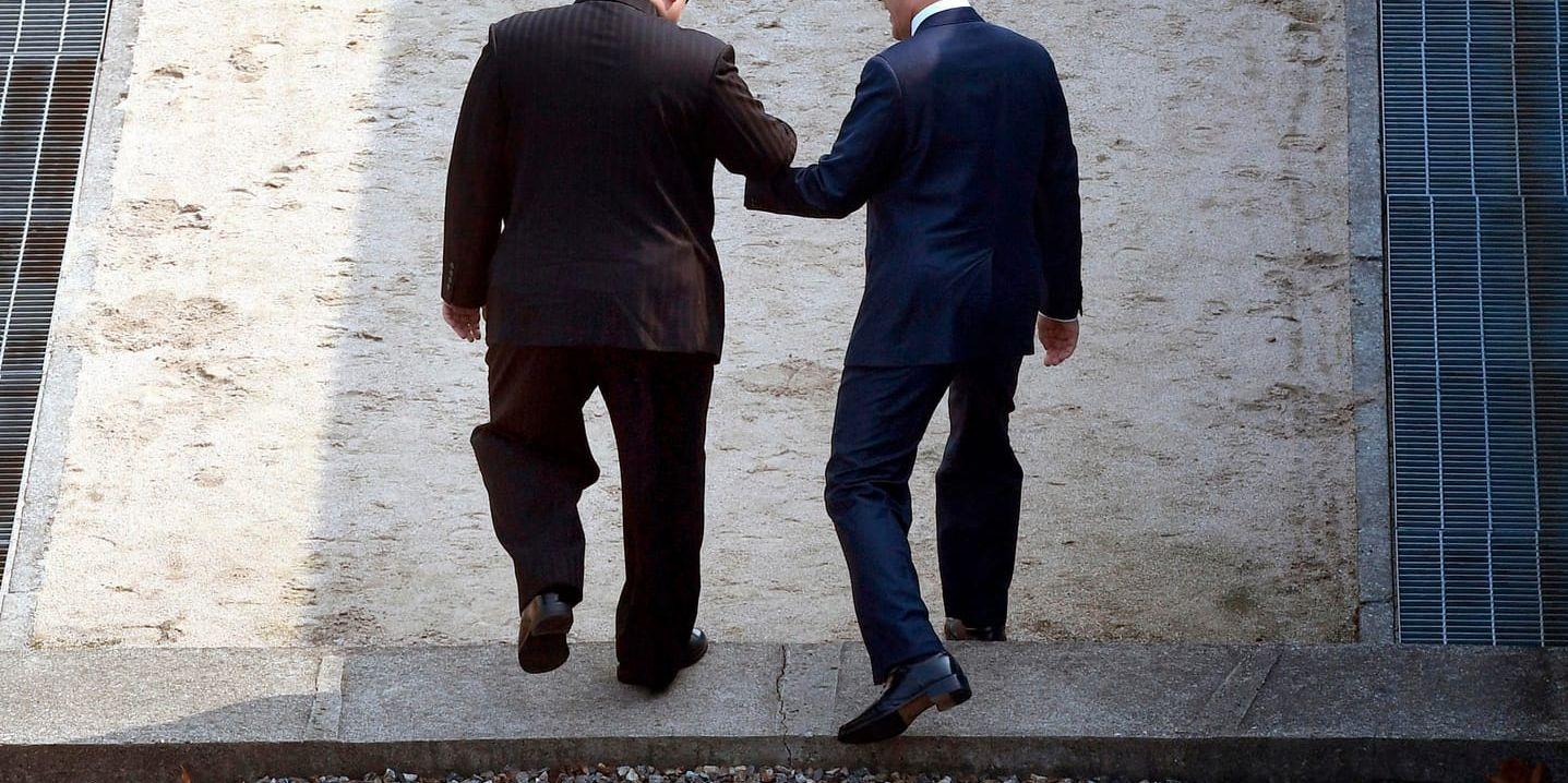 Nordkoreas ledare Kim Jong-Un och Sydkoreas president Moon Jae-In vid toppmötet i april. Arkivbild.