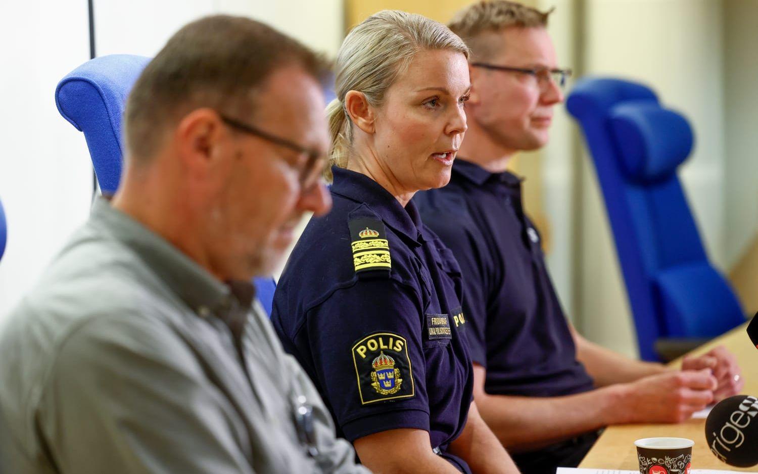 Frida Braf, lokalområdeschef för polisen (mitten), höll pressträff med Tony Georgson på Norrköpings kommun (vänster) och Per Nisser vid räddningstjänsten (höger).