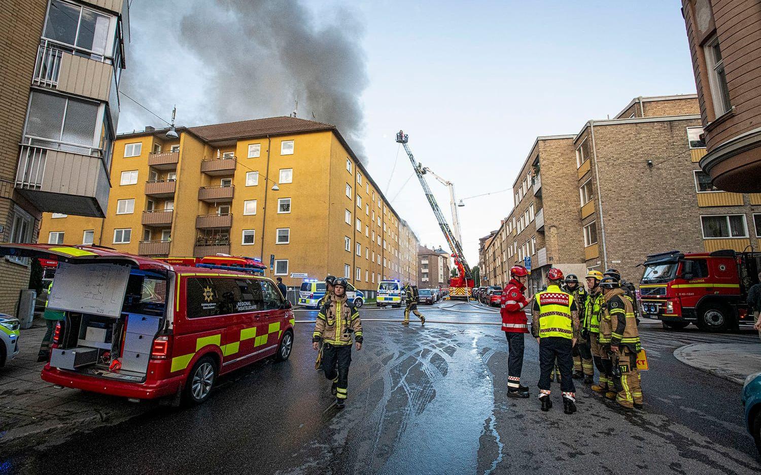 Larmet om explosionen och branden kom strax före klockan 06 på söndagsmorgonen.
