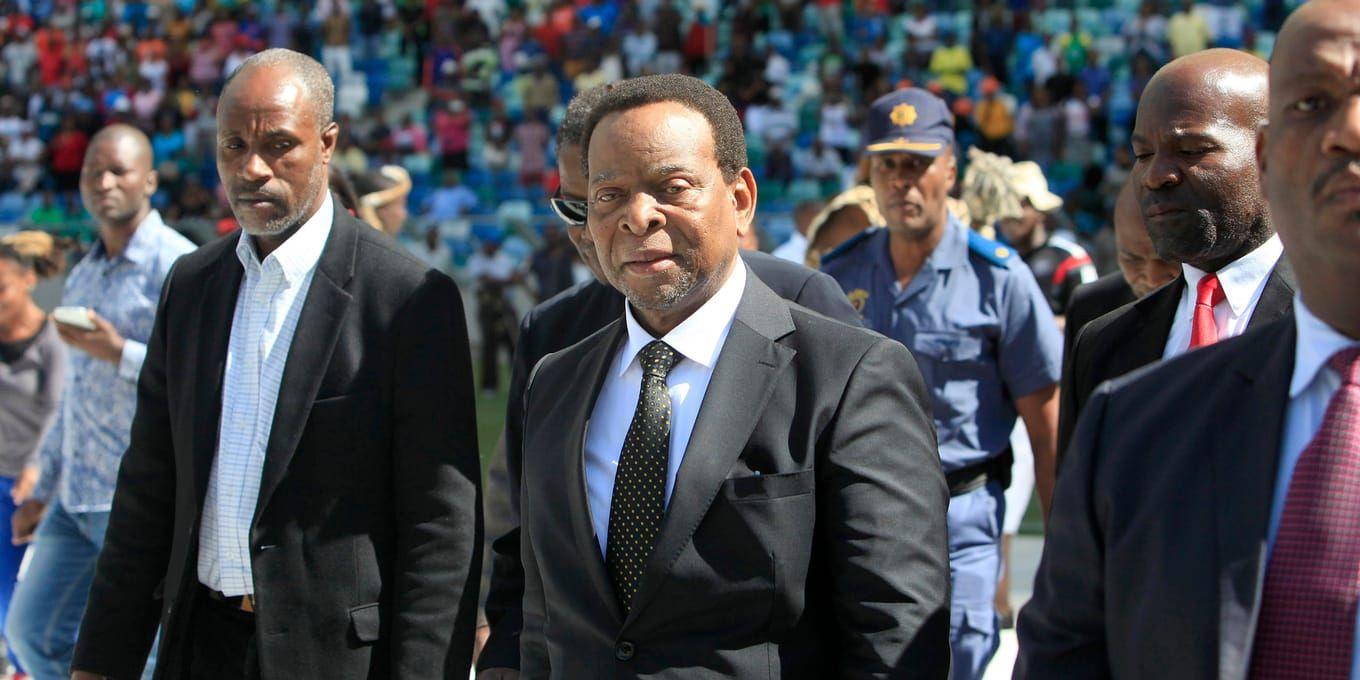 Zulukungen Goodwill Zwelithini, i mitten, uppmanar Sydafrikas president Cyril Ramaphosa att undanta nästan tre miljoner hektar från regeringens planer på en omfördelning av landets mark. Arkivbild.
