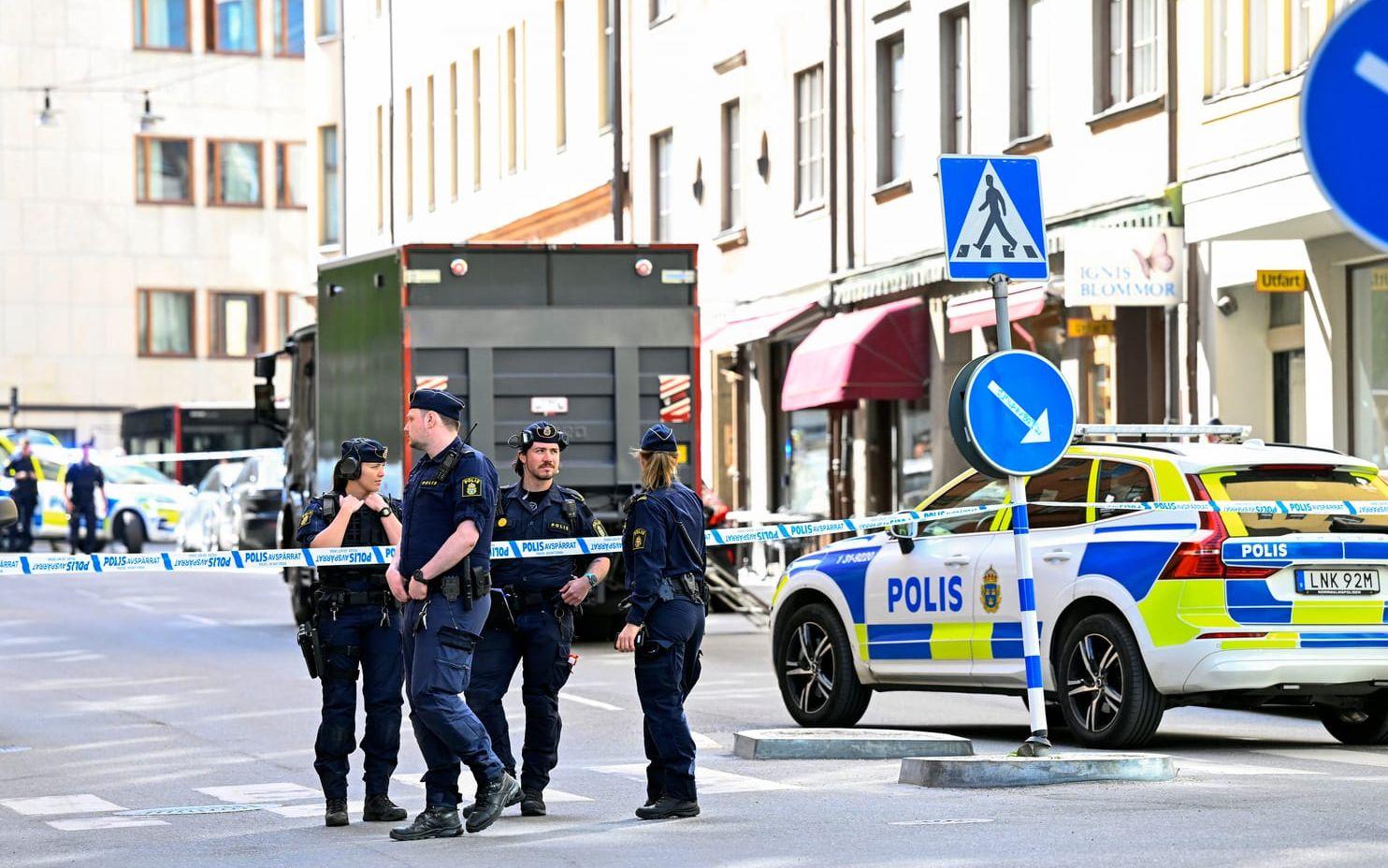 Polis och bombskydd på plats i ett område på Norrmalm i Stockholm efter larm om ett misstänkt farligt föremål.