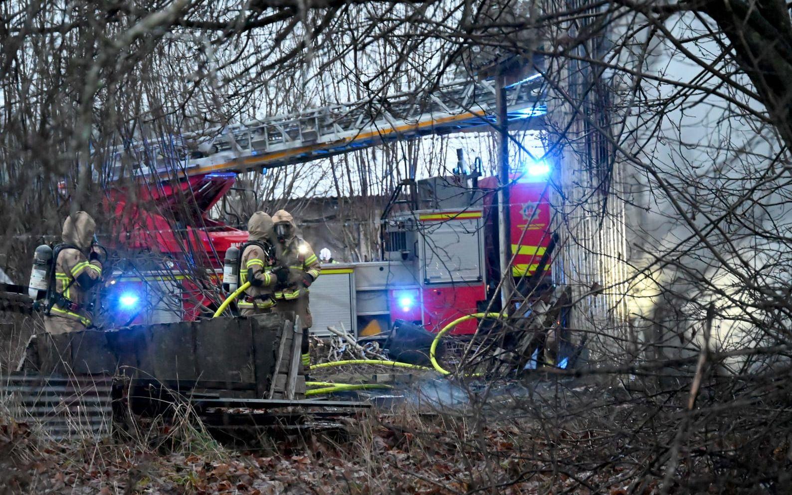 En person är död efter en brand i en villa i Landvetter.