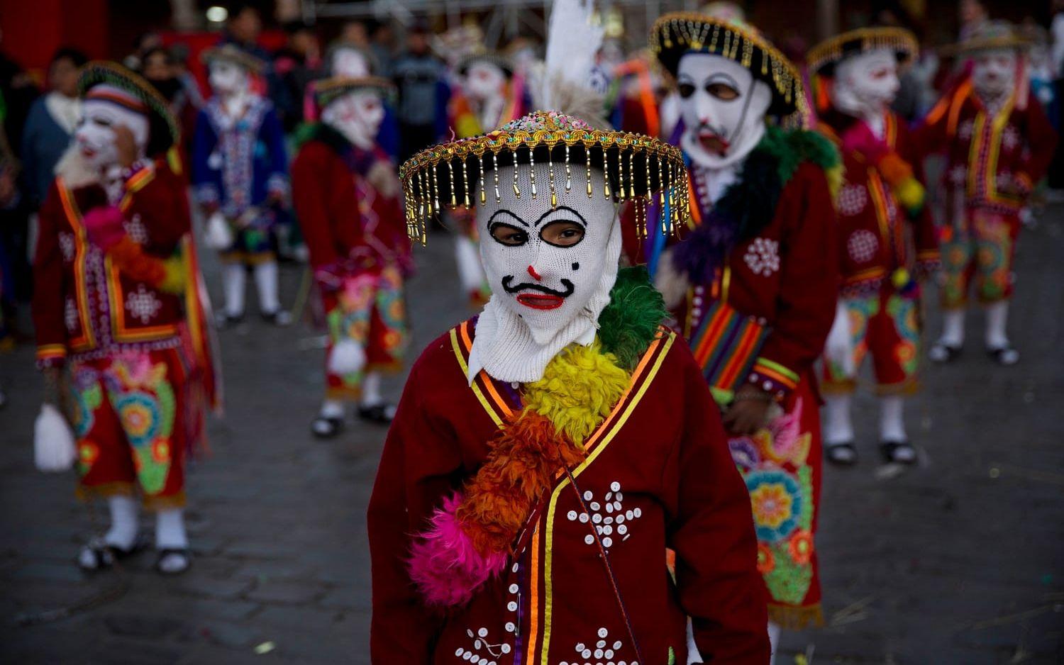 Elever förbereder sig för att visa upp en dans i Cusco, Peru för solfestivalen Inti Raymi. 