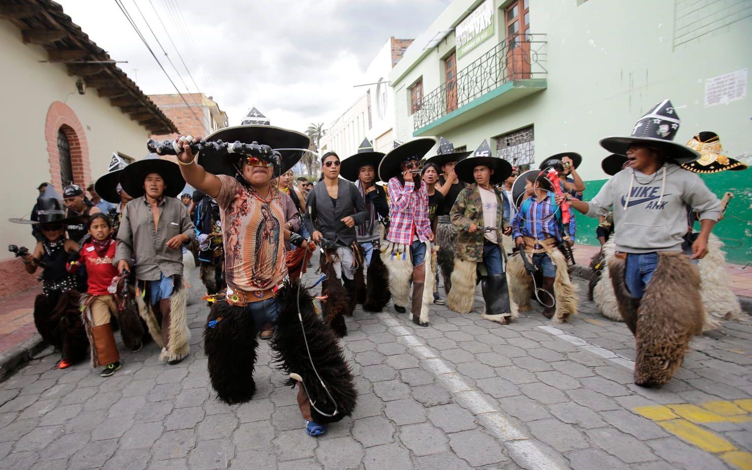 Människor firar Inti Raymi i Ecuador. 