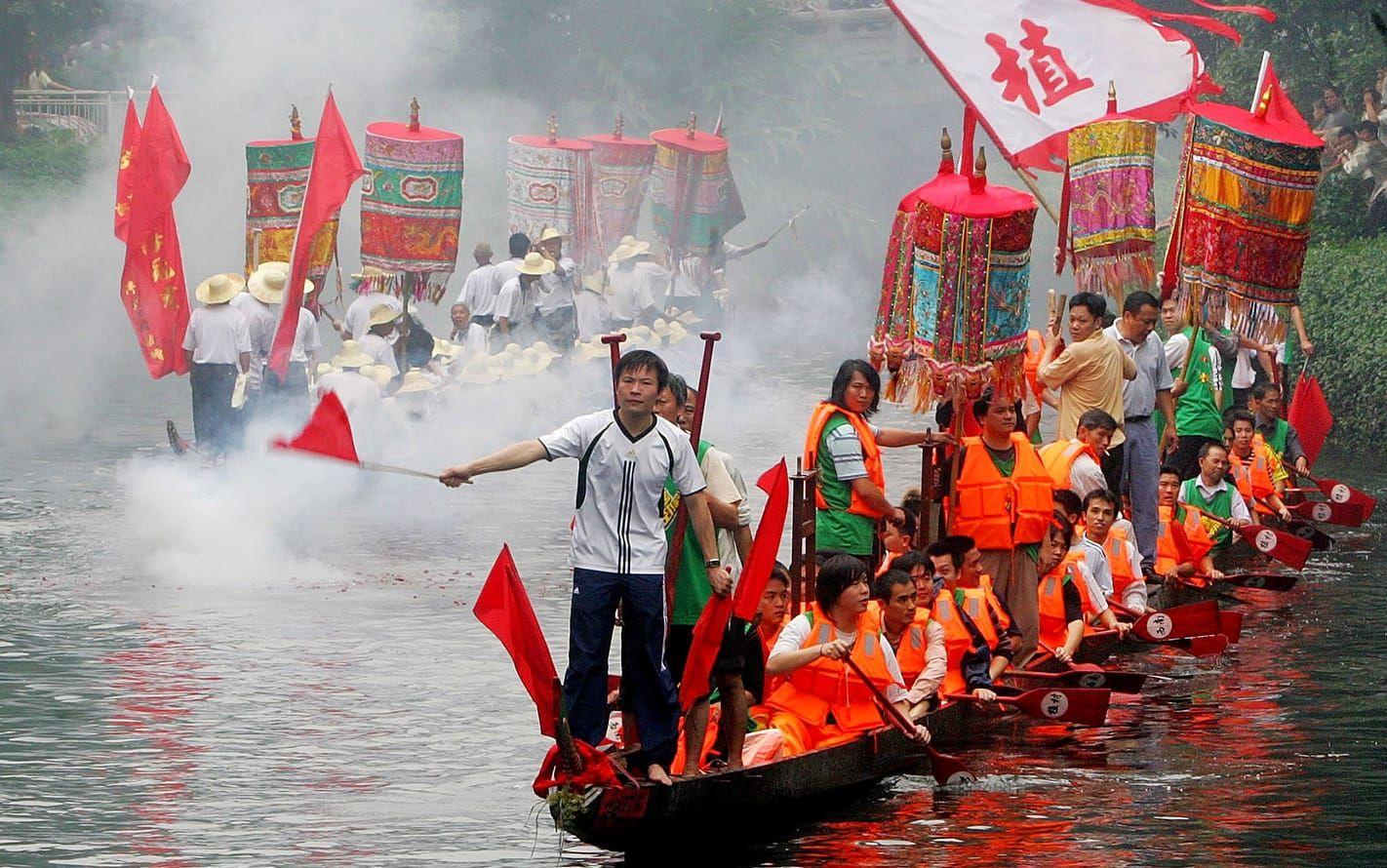 Drakbåtfestivalen i Kina firas den femte dagen i den femte månaden enligt den kinesiska månkalendern. Här tävlar drakbåtar i Guangzhou, Guangdong, Kina. 