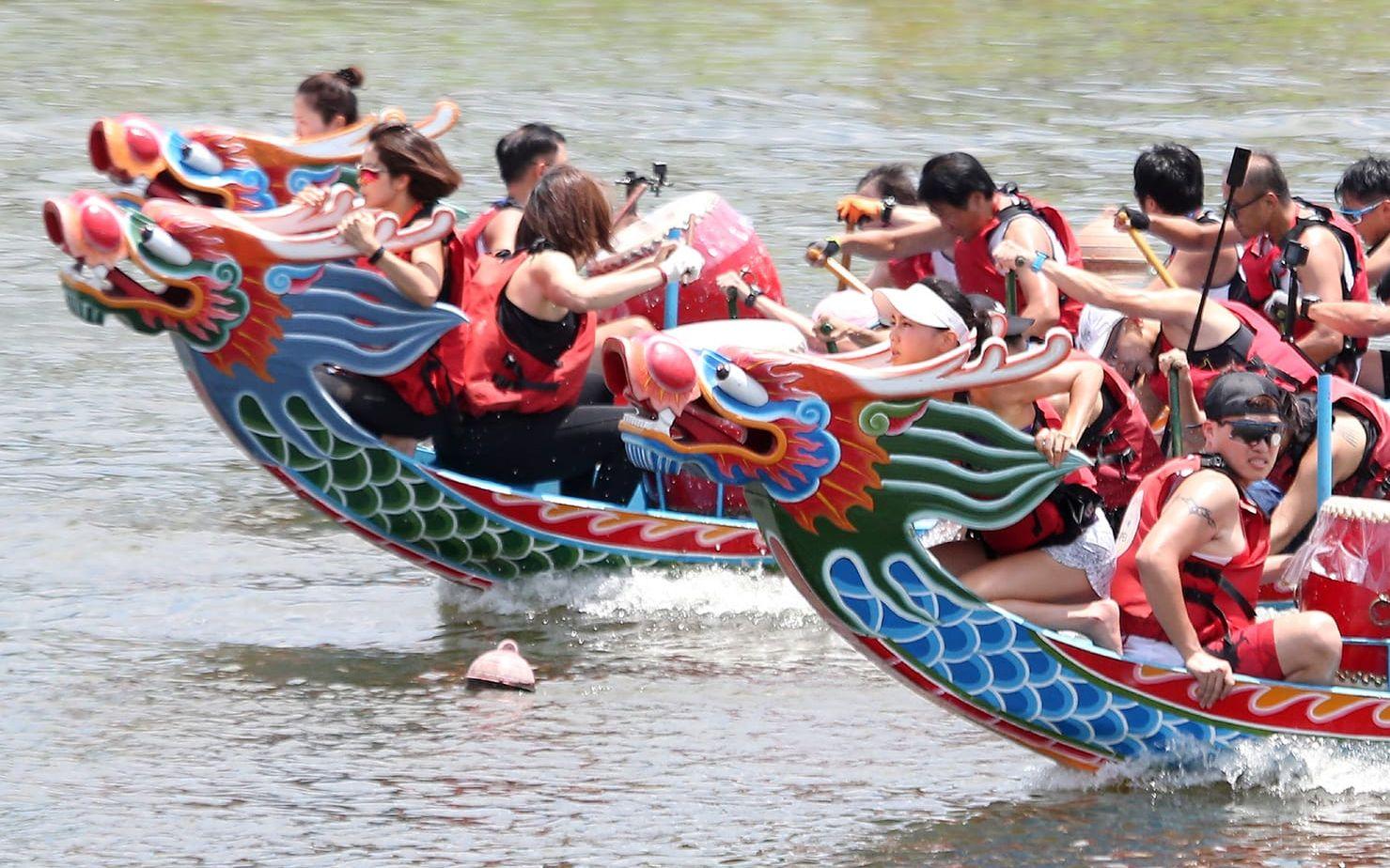 Här tävlar människor i ett traditionellt drakbåtrace i Taipei, Taiwan. 