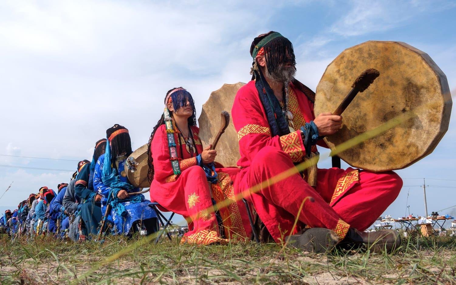 I samband med sommarsolståndet utför mongoliska schamaner, eller buus som de även kallas, särskilda eldritualer. På bilden ser man schamaner som utför ritualer för att det ska börja regna. 
