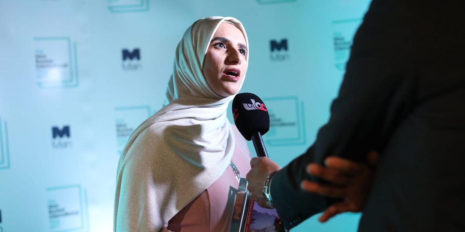 Jokha Alharthi pratar med medier efter att ha tagit emot priset i galalokalen The Roundhouse i London.