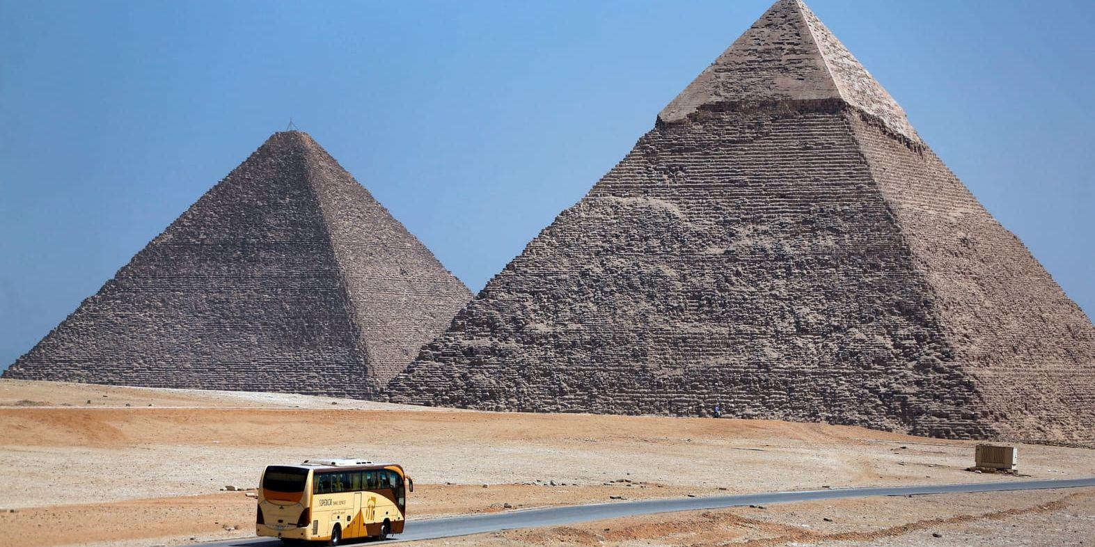 En turistbuss närmar sig pyramiderna i Giza, ett av antikens sju underverk.
