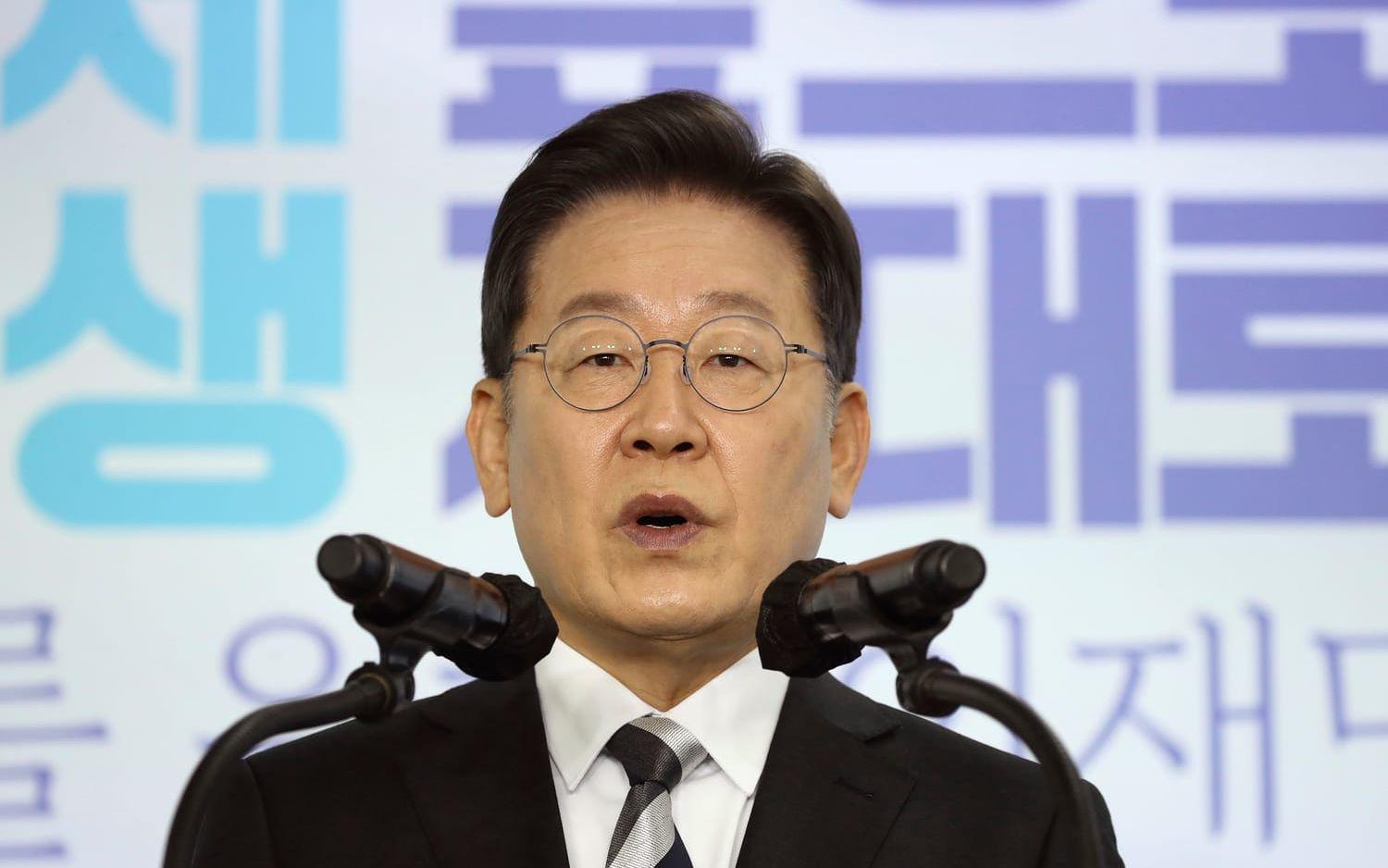 Lee Jae-Myung, presidentkandidat i Sydkorea, vill ha tunnhårigas röster i april.