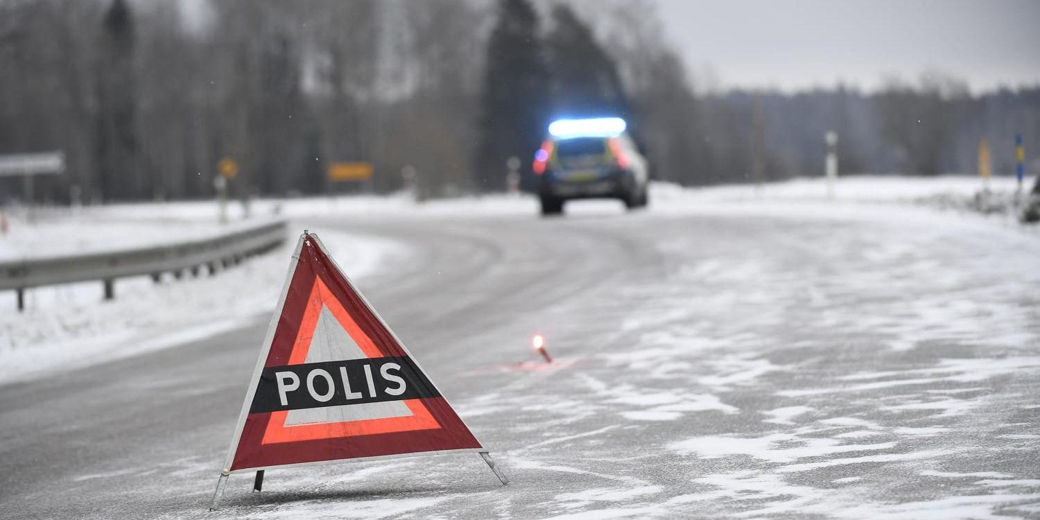 Två personer har förts till sjukhus sedan en buss kört av vägen i Bengtsfors. Arkivbild.