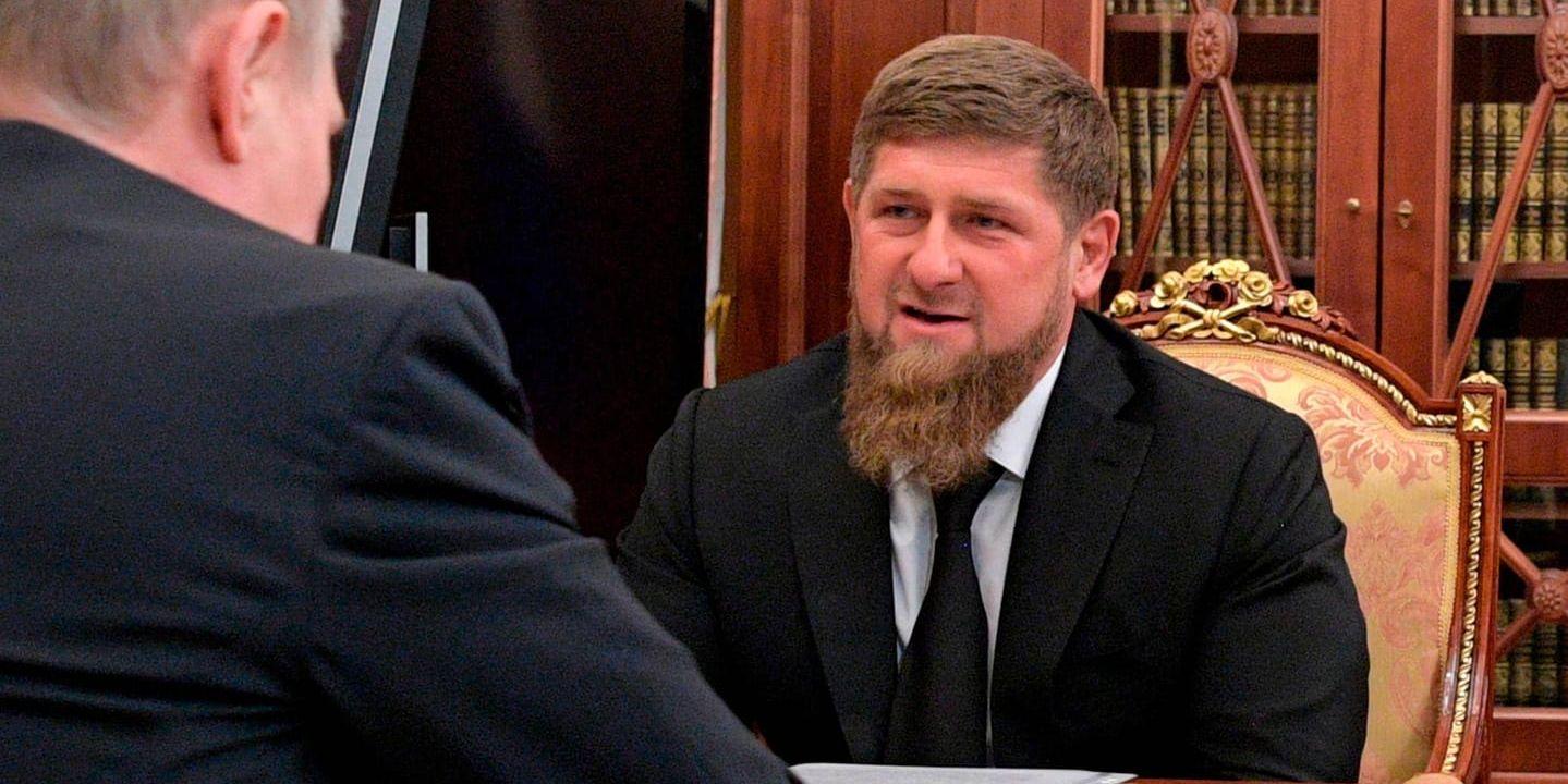 Tjetjeniens ledare Ramzan Kadyrov träffade under onsdagen Vladimir Putin och sa han inte ska tro på de "provokativa" artiklarna som vittnar om förföljelse och dödande av homosexuella i Tjetjenien.