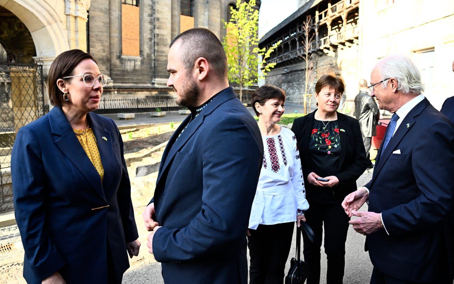 Utrikesminister Maria Malmer Stenergard (M) samtalar med Roma Mykhaltsov och kung Carl Gustaf med Lilja Malmas och Nina Knutas, alla tre från Gammelsvenskby, under besöket i Lviv, Ukraina, förra veckan. 