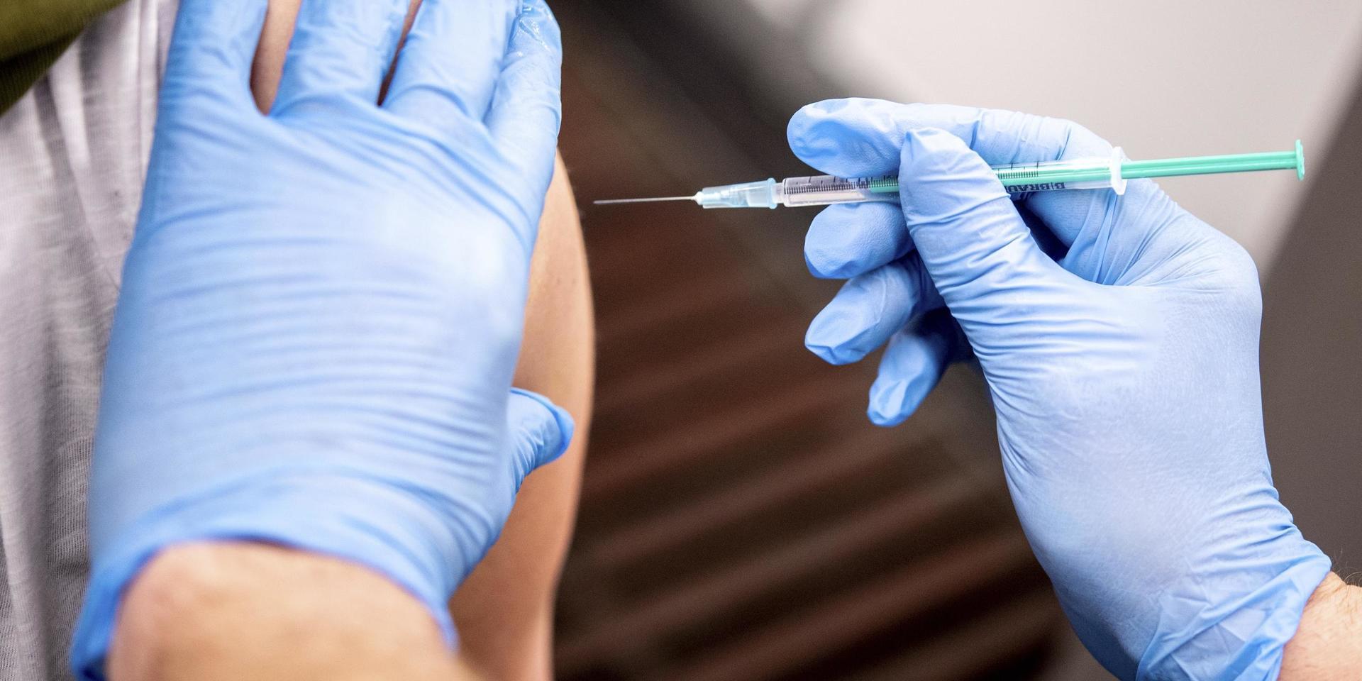 Personer som gått före i vaccinordningen och lyckats få dos ett mot coronavaccinet kommer att få vänta innan de får dos två. Det har Västra Götalandsregionen beslutat. 