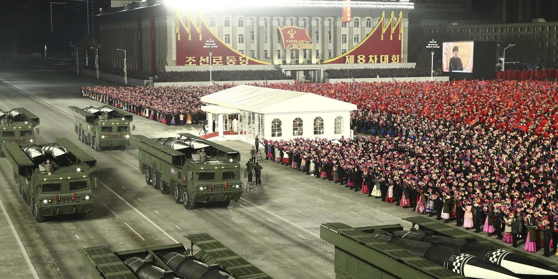 Vid den stora militärparaden i Pyongyang visades bland annat vad som uppges vara nya robotar upp. Bilden kommer från diktaturens nyhetsbyrå KCNA.