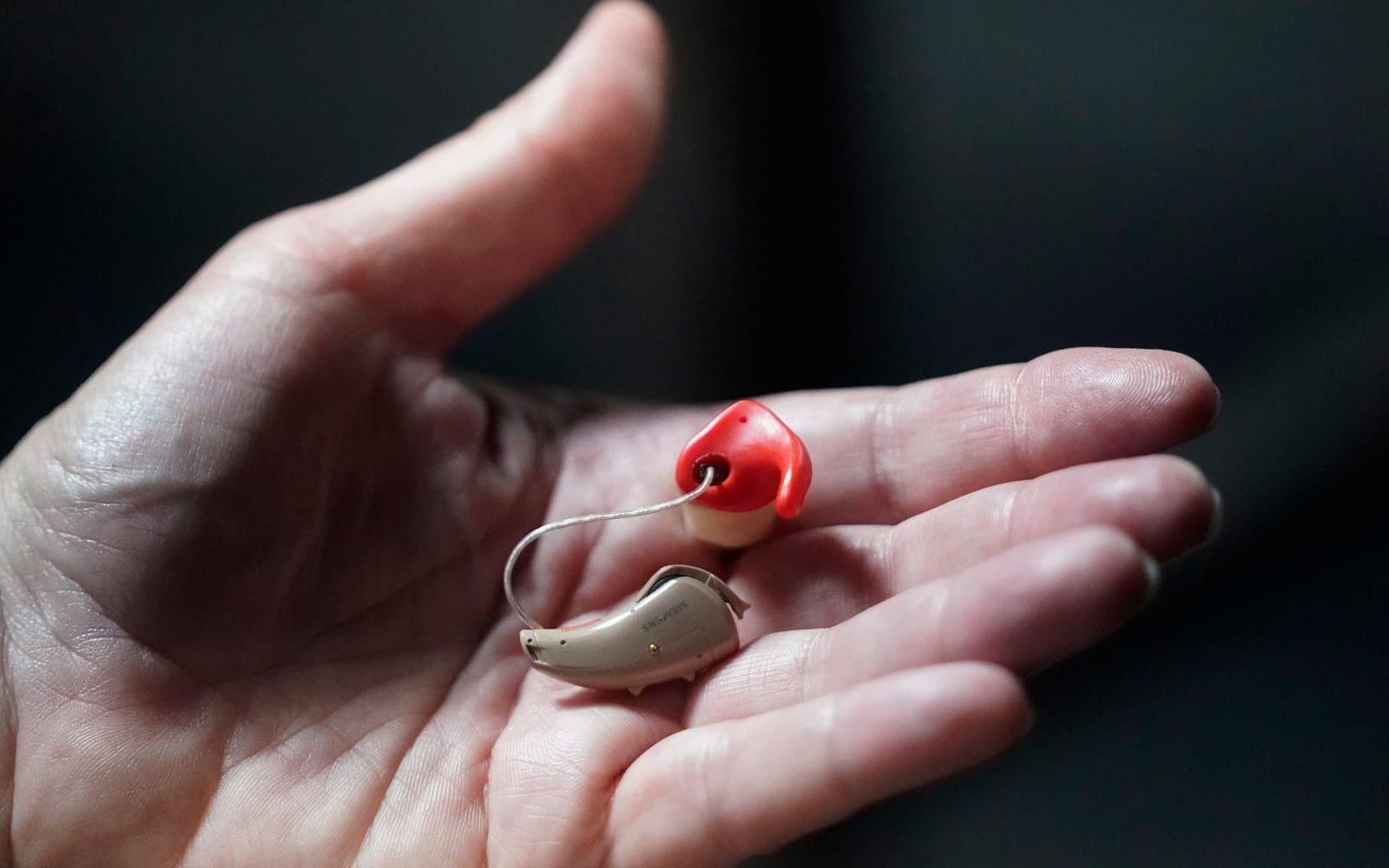 Väntan på en hörapparat kan vara lång. Arkivbild.