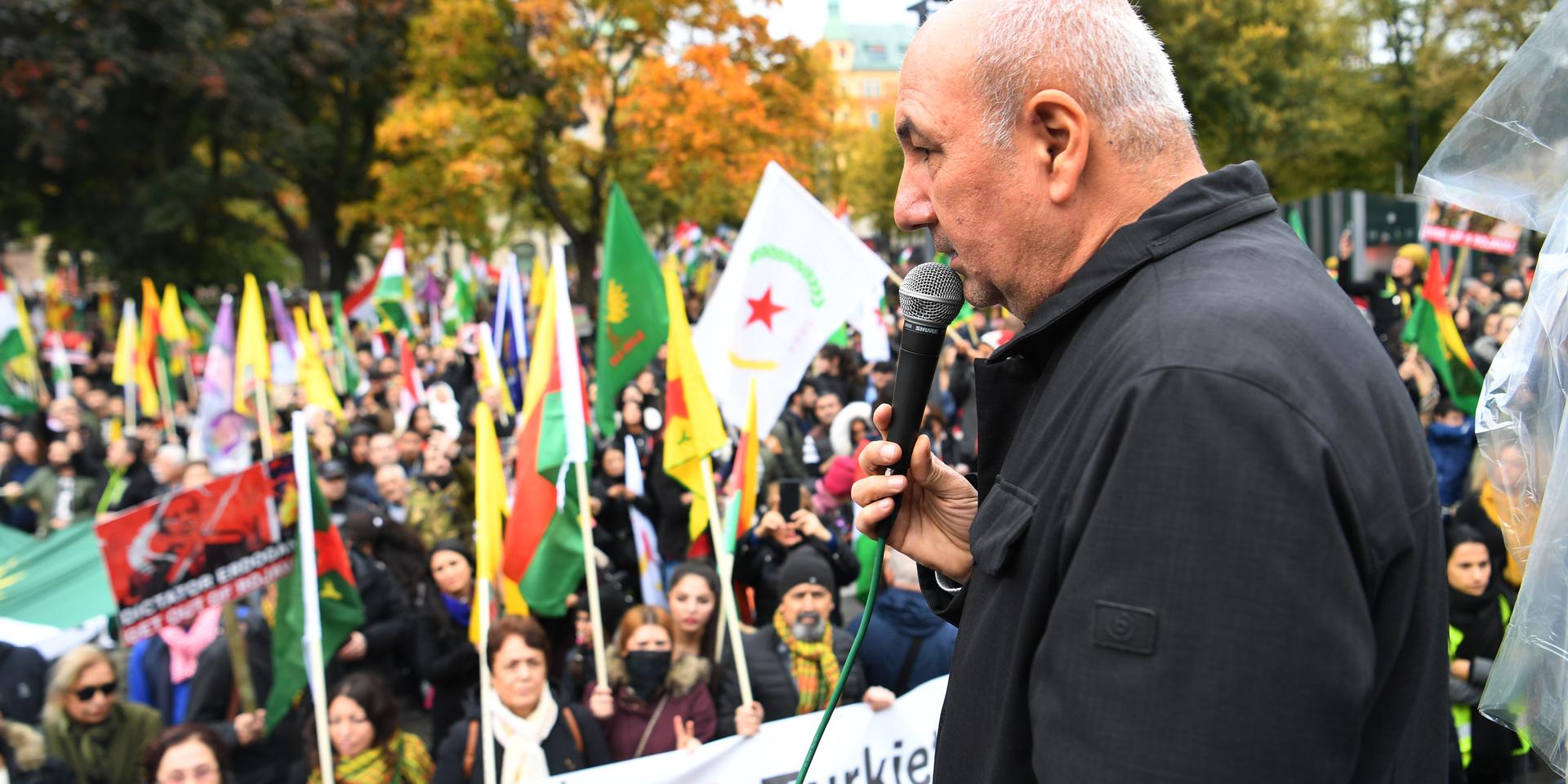 Samhällsdebattören Kurdo Baksi talar vid en demonstration på Norra Bantorget i Stockholm i oktober 2019. Demonstrationen arrangerades av organisationen Kurdiska demokratiska samhällscenter för stöd till Rojava i norra Syrien. 