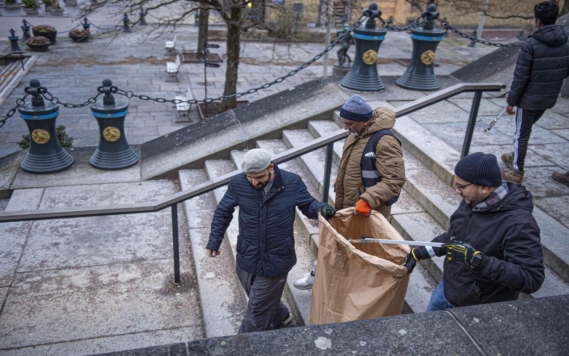 För Ahmadiyya Muslimska samfundet började dagen med en morgonbön 06.00 för att sedan ta sig till Heden och Götaplatsen för att städa efter nyårsfirandet.